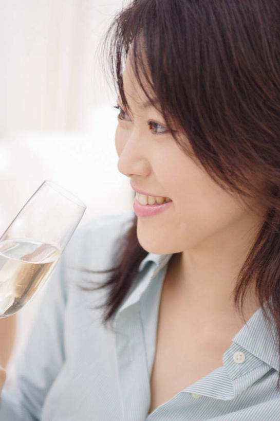 东方人,头发,一个人,坐,笑,微笑,露齿笑,竖图,俯视,室内,特写,白天,杯子,亚洲,仅一个年轻女性,仅一个女性,仅一个人,握,服装,高脚杯,红酒杯,拿,拿着,注视,休闲装,黄种人,侧身,玻璃制品,衣服,黑色,酒杯,观察,看,休闲,休闲服,举杯,握着,服饰,观看,察看,关注,年轻女性,女人,女性,亚洲人,长发,玻璃杯,坐着,半身,彩图,高角度拍摄