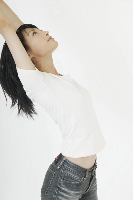 东方人,头发,一个人,站,举,竖图,室内,白天,白色背景,侧面,亚洲,仅一个年轻女性,仅一个女性,仅一个人,服装,注视,休闲装,黄种人,伸懒腰,衣服,黑色,观察,看,托,站着,休闲,休闲服,放松,摄影,服饰,影棚,观看,挺胸,察看,关注,年轻女性,女人,女性,亚洲人,长发,举起,举手,举着,抬头,向上举,向上伸,向上托,仰头,站立,半身,彩图,影棚拍摄,拍摄