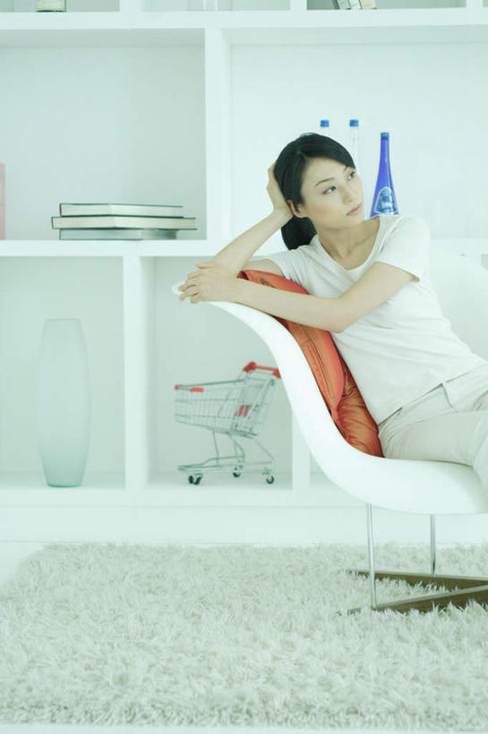 东方人,脸,头,脸颊,头发,一个人,客厅,坐,竖图,室内,白天,正面,地毯,靠垫,沙发,亚洲,仅一个年轻女性,仅一个女性,仅一个人,撑,服装,靠枕,注视,休闲装,黄种人,衣服,黑色,垫子,枕头,观察,看,休闲,休闲服,家居,服饰,观看,察看,起居室,撑着,关注,布艺沙发,年轻女性,女人,女性,亚洲人,头部,长发,脸部,脸蛋,面部,坐着,半身,彩图