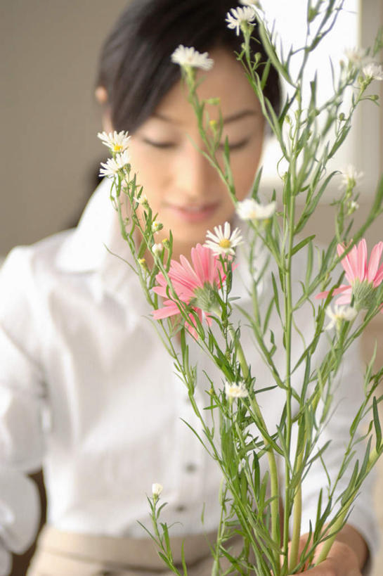 东方人,头发,一个人,客厅,站,笑,微笑,露齿笑,竖图,室内,白天,正面,植物,家具,亚洲,仅一个年轻女性,仅一个女性,仅一个人,服装,盛开,盆栽,盆景,花蕾,注视,休闲装,黄种人,雏菊,花,花瓣,花朵,鲜花,衣服,绿色,黑色,自然,花苞,花蕊,低头,观察,看,站着,休闲,休闲服,家居,服饰,生长,成长,观看,察看,起居室,关注,年轻女性,女人,女性,亚洲人,长发,站立,半身,彩图