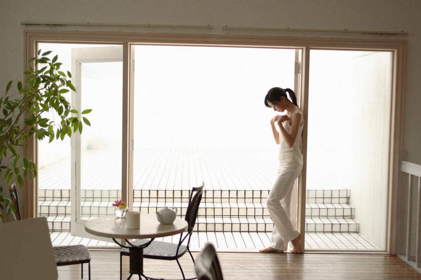 东方人,头发,一个人,客厅,站,横图,室内,白天,侧面,植物,餐桌,窗户,家具,落地窗,门,桌子,亚洲,仅一个年轻女性,仅一个女性,仅一个人,服装,盆栽,阶梯,盆景,注视,休闲装,黄种人,玻璃窗,台阶,雏菊,衣服,绿色,黑色,自然,门框,观察,看,靠,靠着,站着,休闲,休闲服,家居,服饰,生长,成长,餐台,观看,察看,起居室,关注,年轻女性,女人,女性,亚洲人,长发,站立,彩图,全身