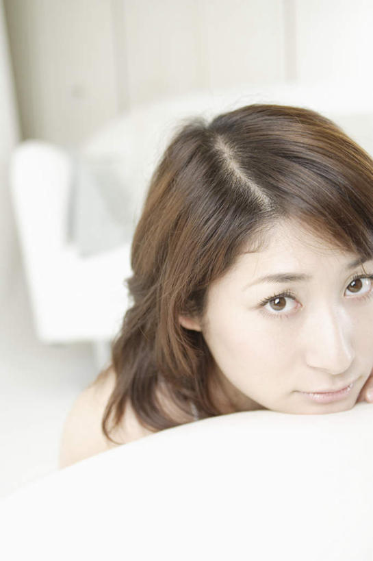 东方人,一个人,坐,笑,微笑,竖图,室内,白天,正面,沙发,亚洲,仅一个年轻女性,仅一个女性,仅一个人,服装,朦胧,模糊,棕色,橱,注视,休闲装,黄种人,衣服,观察,看,休闲,休闲服,服饰,观看,察看,关注,年轻女性,女人,女性,亚洲人,坐着,半身,彩图,短发,皮沙发