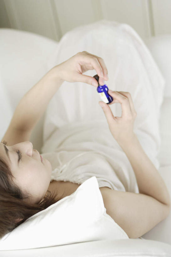 东方人,一个人,躺,竖图,俯视,室内,白天,柜子,靠垫,沙发,亚洲,仅一个年轻女性,仅一个女性,仅一个人,服装,瓶,靠枕,拿,拿着,注视,休闲装,黄种人,衣服,垫子,衣橱,枕头,观察,看,休闲,休闲服,香水,服饰,观看,吊带裙,察看,关注,更衣橱,卧着,年轻女性,女人,女性,亚洲人,躺着,卧,半身,彩图,高角度拍摄,皮沙发