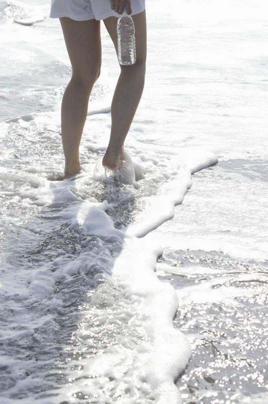 东方人,脚,一个人,站,竖图,俯视,室外,白天,海浪,海洋,沙滩,亚洲,仅一个年轻女性,仅一个女性,仅一个人,阴影,波纹,服装,裤子,光线,沙子,影子,海岸,浪花,涟漪,沙地,注视,休闲装,黄种人,衣服,倒影,水纹,阳光,海水,投影,波浪,观察,看,站着,休闲,休闲服,服饰,观看,察看,倒映,关注,海景,水晕,反照,年轻女性,女人,女性,亚洲人,大海,风浪,海,海水的波动,海滩,近岸浪,涌浪,站立,半身,彩图,高角度拍摄