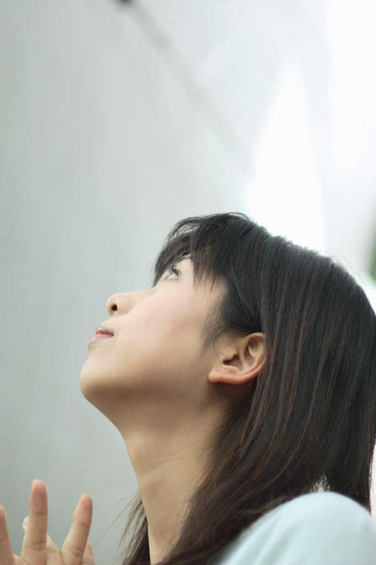 东方人,一个人,双手交叉,竖图,室外,白天,仰视,亚洲,仅一个年轻女性,仅一个女性,仅一个人,服装,注视,休闲装,黄种人,衣服,观察,看,休闲,休闲服,服饰,观看,察看,关注,年轻女性,女人,女性,亚洲人,十字手,抬头,仰头,半身,彩图,低角度拍摄