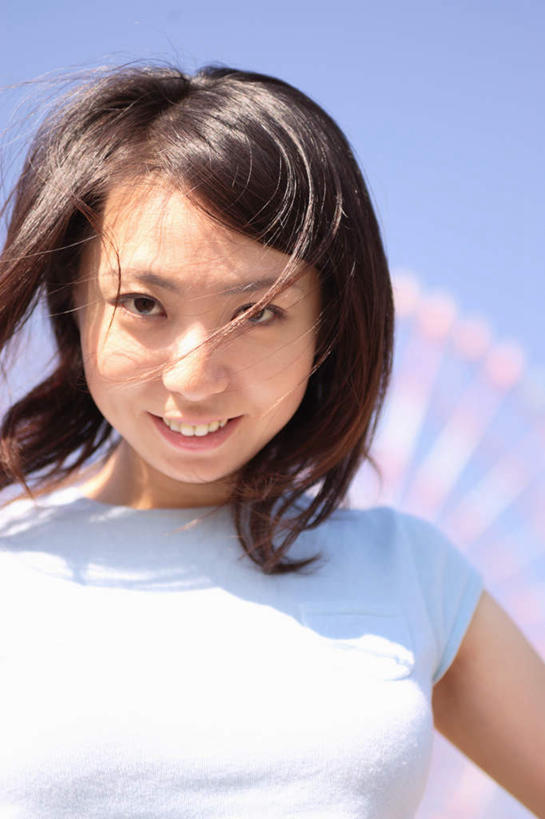 东方人,一个人,笑,微笑,露齿笑,竖图,室外,白天,仰视,游戏,亚洲,仅一个年轻女性,仅一个女性,仅一个人,阴影,服装,光线,影子,摩天轮,玩,注视,休闲装,黄种人,娱乐,衣服,蓝色,蓝天,天空,阳光,天,观察,看,休闲,休闲服,服饰,游乐设施,观看,活动,察看,发泄,关注,消遣,智力,费里斯大转轮,宣泄,游艺设施,年轻女性,女人,女性,亚洲人,玩耍,嬉戏,半身,彩图,低角度拍摄