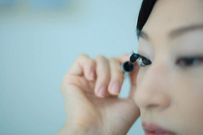 东方人,一个人,坐,横图,室内,特写,白天,侧面,化妆,美容,亚洲,仅一个年轻女性,仅一个女性,仅一个人,护肤,服装,朦胧,模糊,拿,拿着,注视,休闲装,黄种人,衣服,观察,看,保养,享受,休闲,休闲服,放松,保健,服饰,观看,察看,睫毛刷,关注,养颜,年轻女性,女人,女性,亚洲人,坐着,半身,彩图