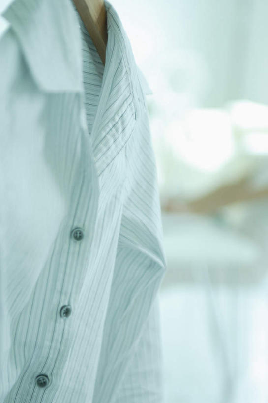 无人,竖图,室内,特写,白天,正面,衬衫,静物,衣架,悬挂,朦胧,模糊,一个,单个,挂衣架,晾衣架,彩图,衬衣