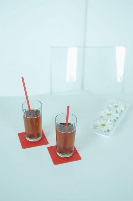 无人,餐厅,竖图,俯视,室内,特写,白天,白色背景,餐桌,桌子,杯子,饮品,玻璃制品,饮料,两个,水杯,吸管,摄影,影棚,餐台,玻璃杯,彩图,高角度拍摄,影棚拍摄,拍摄