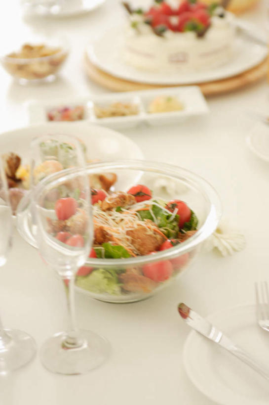 无人,竖图,俯视,室内,特写,白天,蔬菜,西红柿,杯子,餐具,水果,高脚杯,生菜,蔬菜沙拉,沙拉,食品,红酒杯,色拉,玻璃制品,食物,酒杯,碗,有机食品,绿色食品,色拉酱,千岛酱,玻璃杯,樱桃番茄,圣女果,番茄,彩图,高角度拍摄