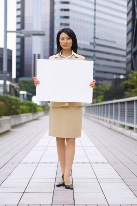 东方人,一个人,高楼大厦,栏杆,站,竖图,室外,白天,正面,职员,植物,大厦,建筑,摩天大楼,亚洲,仅一个年轻女性,仅一个女性,仅一个人,围栏,拿,拿着,注视,黄种人,护栏,树,树木,绿色,自然,白板,观察,看,站着,生长,成长,观看,察看,关注,记录板,记事板,年轻女性,女人,女性,亚洲人,白领,商人,上班族,站立,彩图,全身,大楼,高层建筑,高楼,摩天楼,白领阶层,办公室职员