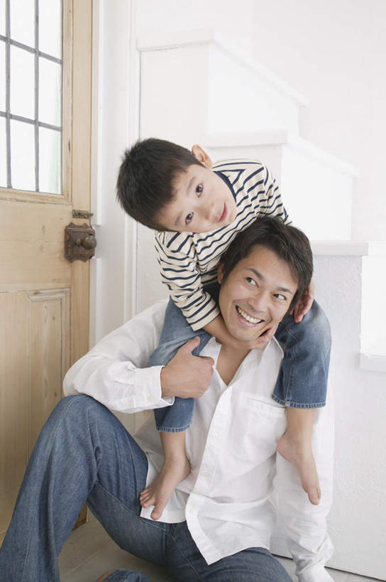 东方人,儿童,两个人,家庭,父亲,儿子,坐,竖图,室内,白天,正面,纯洁,楼梯,亚洲,服装,阶梯,注视,休闲装,黄种人,台阶,小孩,骑,衣服,观察,看,扛,休闲,温暖,温馨,父子,一家人,休闲服,父爱,可爱,童年,童趣,服饰,观看,和睦,察看,关注,童真,烂漫,无邪,扛在肩上,骑在肩上,天真,男孩,男人,男性,年轻男性,亚洲人,孩子,年轻人,坐着,半身,彩图,融洽,男生