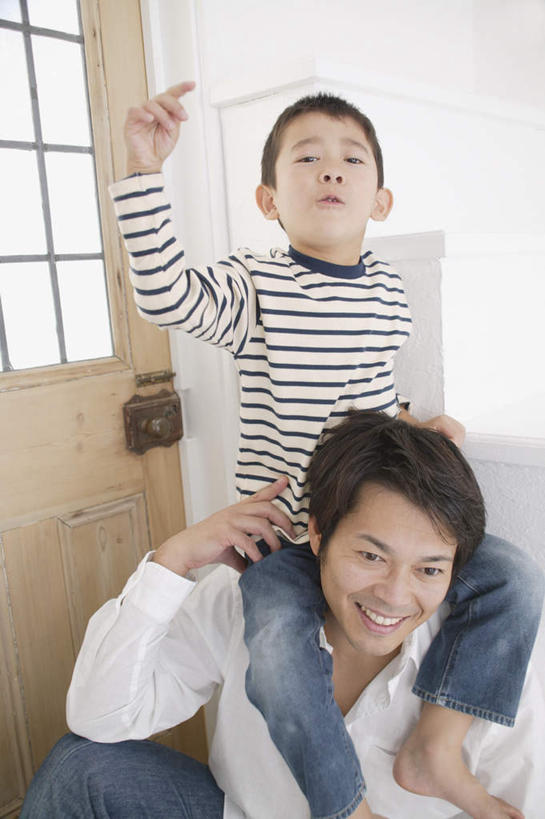 东方人,儿童,两个人,家庭,父亲,儿子,坐,笑,微笑,露齿笑,竖图,室内,白天,正面,纯洁,楼梯,门,亚洲,服装,阶梯,注视,休闲装,黄种人,台阶,小孩,骑,衣服,门框,观察,看,扛,休闲,温暖,温馨,父子,一家人,休闲服,父爱,可爱,童年,童趣,服饰,观看,和睦,察看,关注,童真,烂漫,无邪,扛在肩上,骑在肩上,天真,男孩,男人,男性,年轻男性,亚洲人,孩子,年轻人,坐着,半身,彩图,融洽,男生