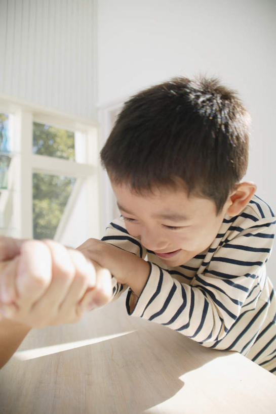 东方人,儿童,两个人,家庭,母亲,儿子,坐,笑,微笑,露齿笑,竖图,室内,白天,正面,纯洁,桌子,亚洲,服装,注视,休闲装,黄种人,小孩,衣服,观察,看,休闲,温暖,温馨,母子,一家人,休闲服,可爱,母爱,童年,童趣,扳手腕,服饰,观看,和睦,察看,关注,童真,烂漫,无邪,天真,男孩,年轻女性,女人,女性,亚洲人,孩子,年轻人,坐着,半身,彩图,融洽,男生