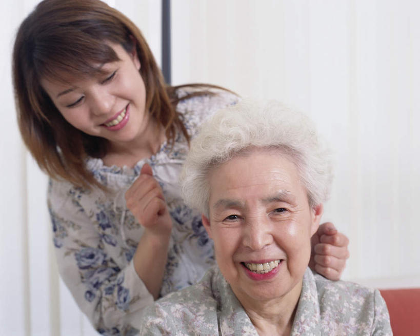 东方人,拳,两个人,家庭,母亲,女儿,站,坐,笑,微笑,露齿笑,横图,室内,白天,正面,亚洲,服装,墙,敲,注视,休闲装,黄种人,墙壁,墙面,衣服,观察,看,站着,休闲,温暖,温馨,母女,一家人,休闲服,母爱,服饰,观看,和睦,察看,关注,捶,老年女性,女人,女性,中年女性,亚洲人,拳头,站立,坐着,半身,彩图,融洽