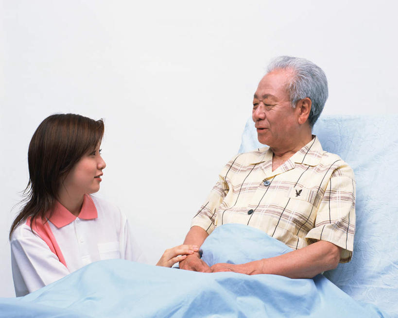 东方人,两个人,护士,医院,坐,说,横图,室内,白天,正面,床,亚洲,服装,双人床,床单,注视,休闲装,黄种人,被子,衣服,观察,看,护工,休闲,休闲服,服饰,观看,察看,被单,白衣天使,关注,医疗机构,交流,老年男性,男人,男性,年轻女性,女人,女性,亚洲人,沟通,讲话,交谈,说话,谈话,坐着,半身,彩图,病院,诊所