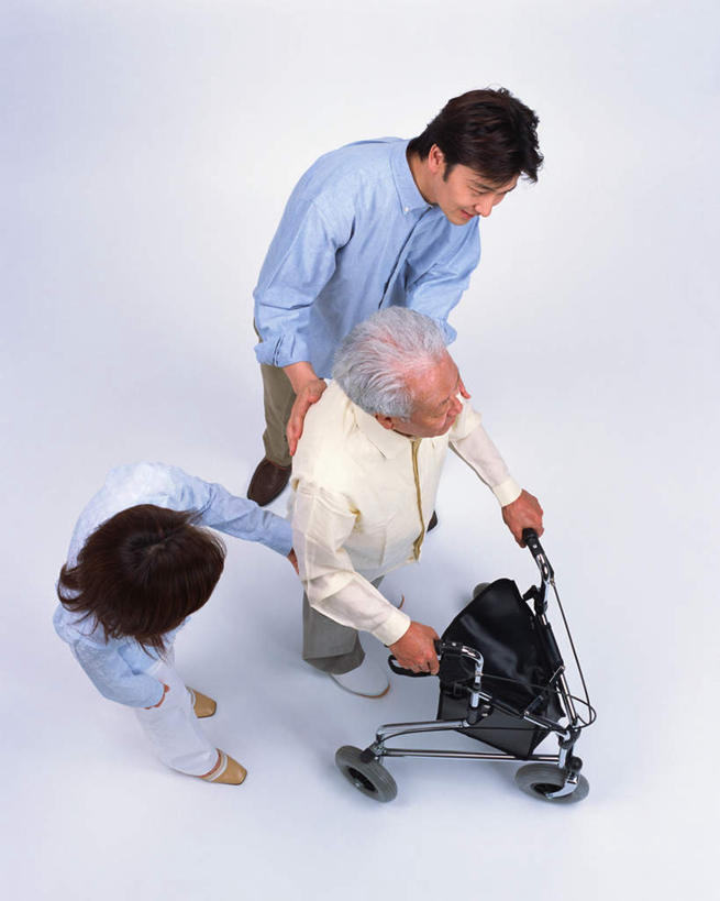 东方人,两个人,站,竖图,俯视,室内,白天,白色背景,亚洲,服装,工具,注视,休闲装,黄种人,衣服,轮椅,复健,观察,看,站着,休闲,康复,休闲服,器械,摄影,服饰,影棚,观看,察看,医疗设备,搀扶,关注,医疗器械,医疗工具,辅助设备,老年男性,男人,男性,年轻男性,年轻女性,女人,女性,亚洲人,站立,彩图,高角度拍摄,全身,影棚拍摄,拍摄