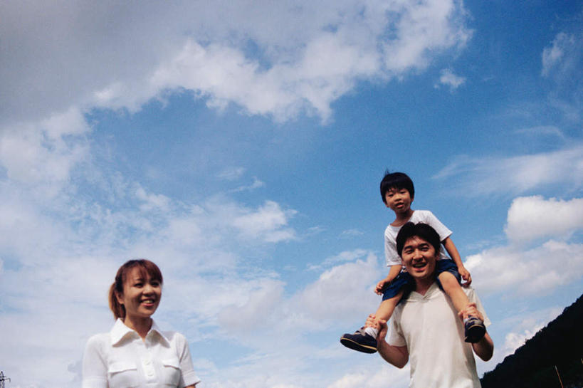 东方人,三个人,家庭,母亲,父亲,儿子,站,笑,微笑,露齿笑,横图,室外,白天,仰视,亚洲,服装,云,云朵,云彩,注视,休闲装,黄种人,骑,衣服,蓝色,白云,蓝天,天空,天,观察,看,扛,站着,休闲,温暖,温馨,父子,母子,三口之家,一家人,休闲服,父爱,母爱,服饰,观看,和睦,察看,关注,扛在肩上,骑在肩上,亚洲人,站立,半身,彩图,低角度拍摄,融洽,爸爸,妈妈