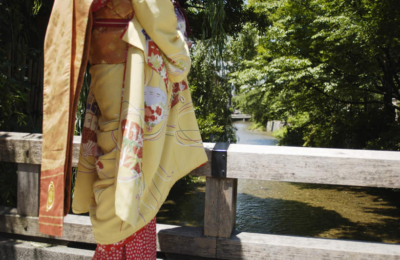 东方人,一个人,站,横图,室内,白天,侧面,民族服装,植物,亚洲,仅一个年轻女性,仅一个女性,仅一个人,和服,注视,黄种人,树,树木,蓝色,绿色,蓝天,天空,自然,天,观察,看,站着,服饰,生长,成长,观看,察看,关注,吴服,唐草,唐花,唐锦,年轻女性,女人,女性,亚洲人,半身,彩图,传统服装,民俗服