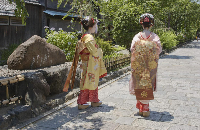 东方人,两个人,伙伴,朋友,站,横图,室外,白天,民族服装,友谊,植物,道路,路,亚洲,和服,装饰,头饰,小路,交通,注视,黄种人,树,树木,背面,绿色,自然,观察,看,站着,服饰,生长,成长,观看,华丽,修饰,点缀,察看,关注,艺妓,吴服,唐草,唐花,唐锦,衬托,美观,雅致,雅观,友情,年轻女性,女人,女性,亚洲人,站立,彩图,全身,传统服装,民俗服