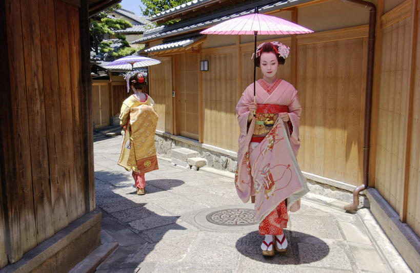 东方人,背部,两个人,伙伴,朋友,家,站,横图,室外,白天,正面,民族服装,友谊,竞争,植物,亚洲,和服,沮丧,装饰,伞,头饰,遮阳伞,房屋,屋子,拿,拿着,注视,黄种人,楼房,住宅,树,树木,绿色,自然,观察,看,站着,背对背,服饰,生长,成长,观看,失望,华丽,距离,修饰,点缀,察看,伤心,关注,反向,艺妓,吴服,唐草,唐花,唐锦,背道而驰,相反,相左,隔阂,衬托,美观,雅致,雅观,友情,年轻女性,女人,女性,亚洲人,站立,彩图,全身,传统服装,民俗服,房子