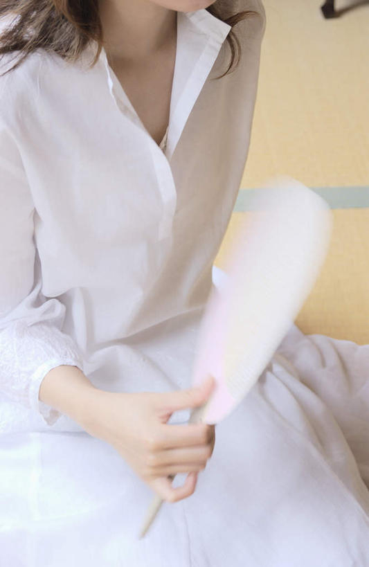 东方人,一个人,客厅,坐,竖图,俯视,室内,白天,亚洲,仅一个年轻女性,仅一个女性,仅一个人,服装,扇子,榻榻米,拿,拿着,注视,休闲装,黄种人,衣服,观察,看,休闲,休闲服,服饰,观看,察看,起居室,关注,年轻女性,女人,女性,亚洲人,坐着,半身,彩图,高角度拍摄