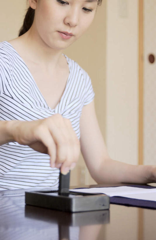 东方人,一个人,坐,竖图,室内,白天,侧面,书房,桌子,亚洲,仅一个年轻女性,仅一个女性,仅一个人,服装,砚台,纸张,拿,拿着,注视,休闲装,黄种人,书桌,衣服,课桌,观察,看,休闲,休闲服,服饰,观看,察看,关注,年轻女性,女人,女性,亚洲人,坐着,半身,彩图