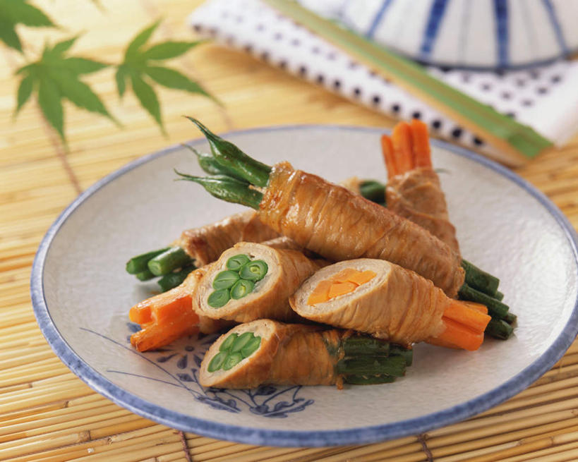 无人,横图,俯视,室内,特写,白天,植物,餐桌,筷子,桌子,萝卜,胡萝卜,蔬菜,餐具,阴影,新鲜,光线,碟子,盘,影子,豆类,豆子,肉,食品,文化,传统,猪肉,肉类,食物,盘子,碟,有机食品,绿色食品,餐台,礼节,礼仪,肉食,豆科,豚肉,哈巴豆,利马豆,马达加斯加豆,缅甸豆,洋扁豆,仰光豆,进餐用具,红萝卜,甘荀,彩图,高角度拍摄