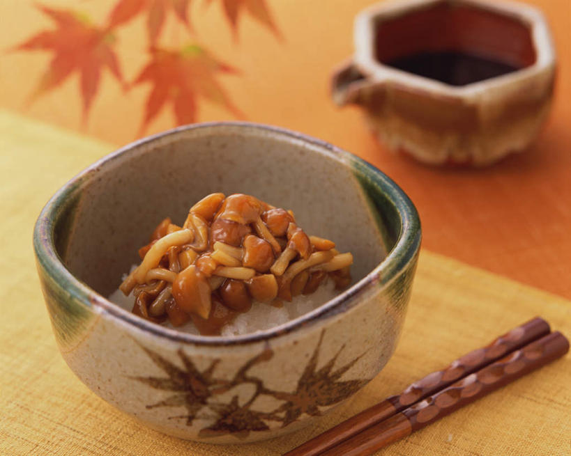 米饭,无人,横图,俯视,室内,特写,白天,烹饪,餐桌,桌子,蔬菜,阴影,新鲜,光线,影子,陶瓷,菌菇,日本料理,料理,食品,陶瓷制品,饭,菌类,菜肴,美食,食物,容器,碗,日式料理,日式,食用菌,佳肴,有机食品,绿色食品,餐台,储藏,五谷,储存,滑子菇,珍珠菇,滑菇,彩图,高角度拍摄,贮存