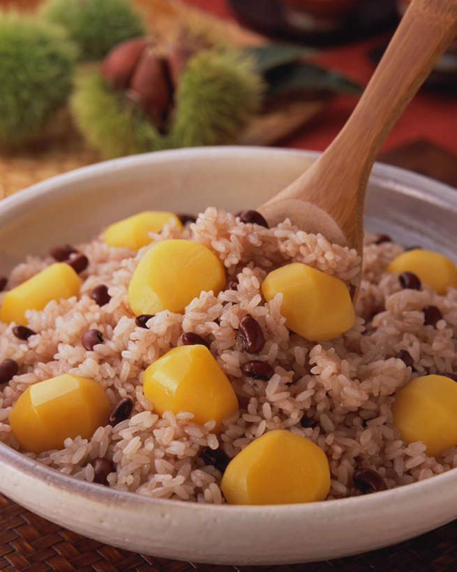 米饭,无人,竖图,俯视,室内,特写,白天,爱情,烹饪,餐桌,桌子,蔬菜,许多,阴影,新鲜,光线,木制,铲子,影子,陶瓷,板栗,红豆,栗子,日本料理,料理,食品,坚果,毛栗子,相思豆,陶瓷制品,饭,很多,菜肴,美食,食物,黄色,木制品,容器,碗,日式料理,日式,冬青,佳肴,有机食品,绿色食品,餐台,储藏,五谷,储存,相思,毛栗,栗果,栗楔,彩图,高角度拍摄,贮存