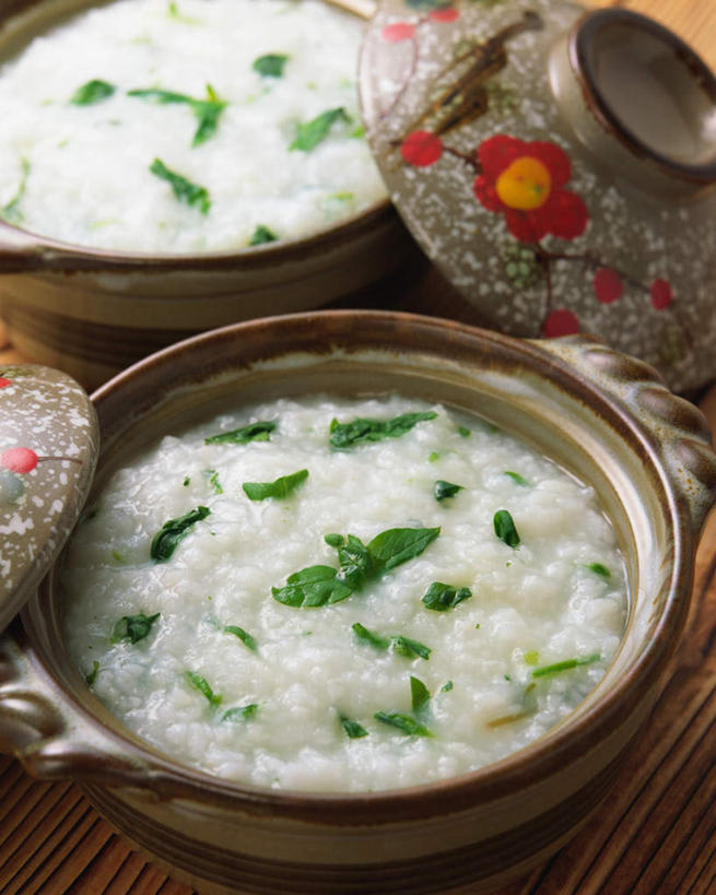 无人,竖图,俯视,室内,特写,白天,烹饪,餐桌,桌子,蔬菜,阴影,新鲜,光线,影子,陶瓷,粥,日本料理,料理,食品,陶瓷制品,菜肴,美食,食物,白色,容器,碗,日式料理,日式,佳肴,有机食品,绿色食品,餐台,储藏,储存,彩图,高角度拍摄,贮存