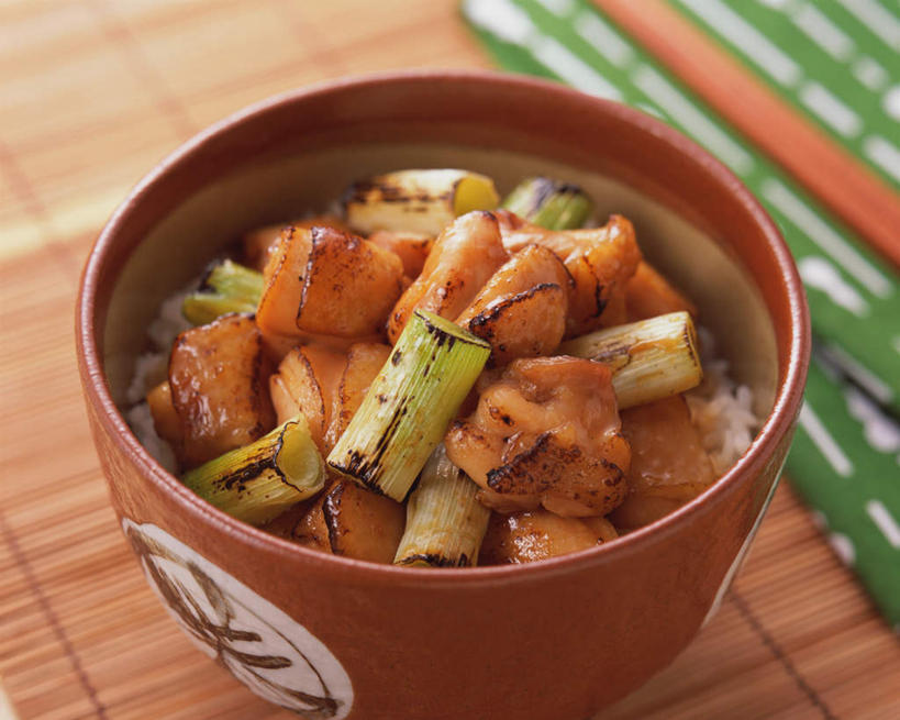 无人,横图,俯视,室内,特写,白天,烹饪,餐桌,桌子,阴影,光线,影子,陶瓷,葱,大葱,青葱,鸡肉,肉,日本料理,料理,食品,陶瓷制品,菜肴,美食,肉类,食物,容器,碗,日式料理,日式,佳肴,餐台,储藏,储存,肉食,彩图,高角度拍摄,贮存