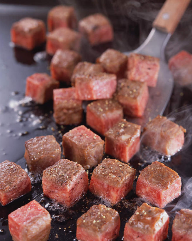 无人,竖图,俯视,室内,特写,白天,烹饪,餐桌,桌子,厨具,金属制品,阴影,光线,金属,铲子,锅子,影子,肉,日本料理,牛肉,料理,食品,锅,菜肴,美食,肉类,食物,日式料理,日式,佳肴,餐台,锅具,肉食,烹饪用具,烹调用具,烹调,彩图,高角度拍摄