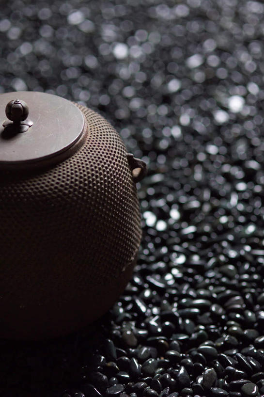 无人,竖图,俯视,室外,特写,白天,石头,静物,壶,石子,水壶,茶壶,鹅卵石,石块,彩图,高角度拍摄