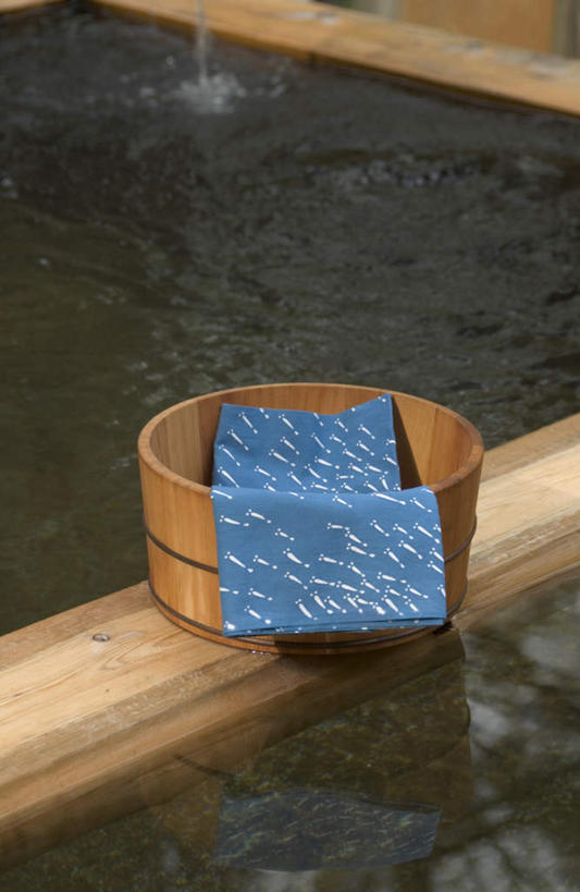 无人,竖图,俯视,室内,特写,白天,温泉,雾,静物,沸腾,朦胧,模糊,蒸汽,纺织物,木桶,桶,水蒸气,雾气,容器,毛巾,清洁,温暖,泉水,温和,储藏,保暖,气体,储存,透气,防水,蒸发,储水,耐磨,吸水,地热,彩图,高角度拍摄,贮存