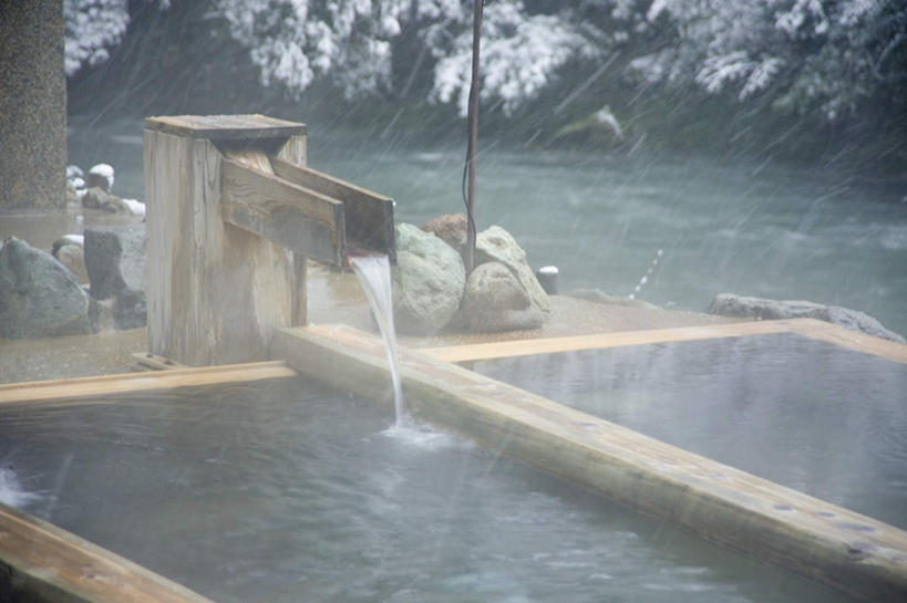 无人,横图,俯视,室外,白天,温泉,雪,雾,大雪,沸腾,蒸汽,木板,积雪,雪景,冬季,冬天,水蒸气,雾气,温暖,寒冷,泉水,温和,气体,蒸发,严寒,地热,彩图,高角度拍摄