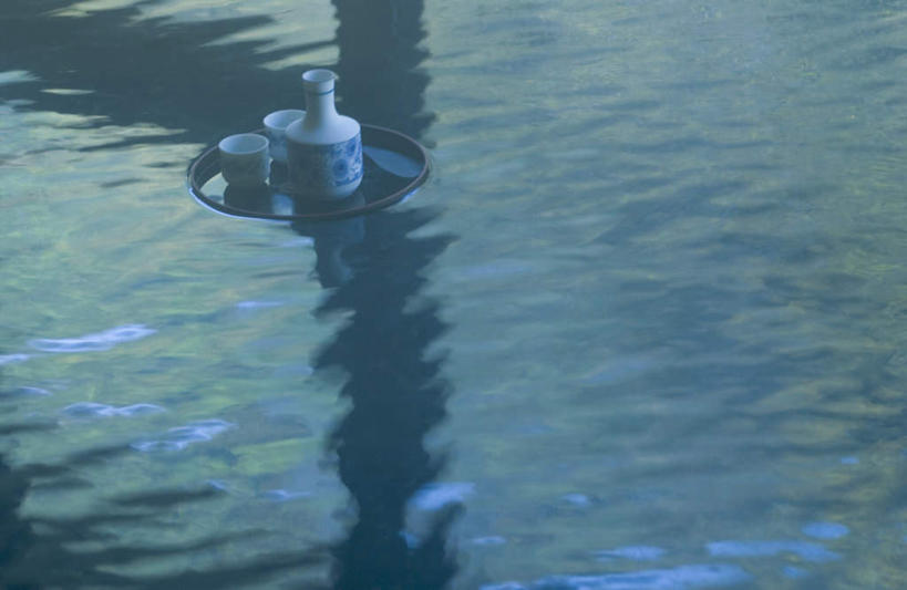 无人,横图,俯视,室内,特写,白天,温泉,雾,静物,餐具,波纹,沸腾,蒸汽,碟子,盘,陶瓷,陶瓷制品,涟漪,水蒸气,雾气,酒瓶,倒影,水纹,盘子,瓶子,碟,波浪,温暖,泉水,温和,气体,倒映,水晕,蒸发,反照,地热,彩图,高角度拍摄,清酒瓶