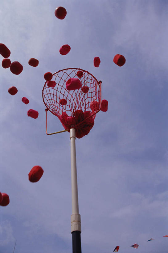 无人,竖图,室外,白天,仰视,许多,云,云朵,球网,捕虫网,很多,云彩,球,红色,蓝色,白云,蓝天,天空,天,扫网,水网,扑网,彩图,低角度拍摄