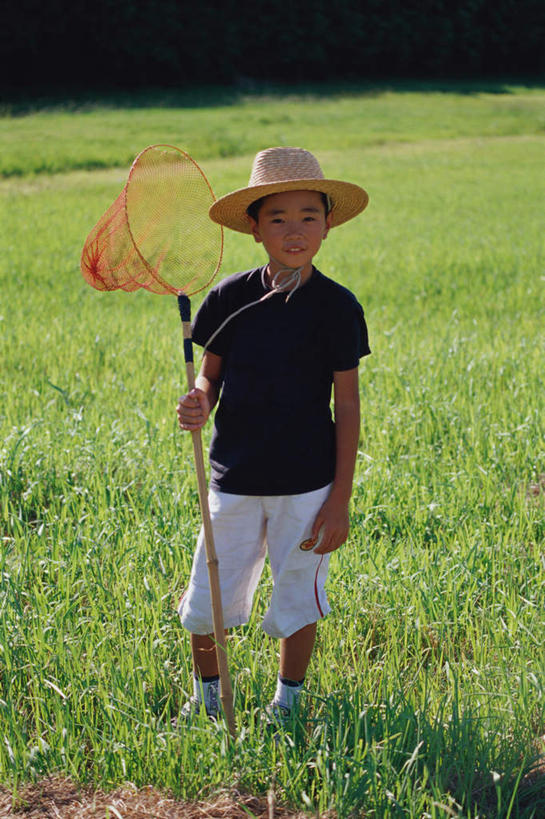 东方人,儿童,一个人,站,竖图,室外,白天,正面,纯洁,草地,草坪,植物,帽子,亚洲,仅一个男性,仅一个人,戴,服装,草帽,捕虫网,拿,拿着,注视,休闲装,黄种人,草,小孩,衣服,绿色,观察,看,站着,仅一个小孩,休闲,休闲服,可爱,童年,童趣,服饰,观看,扫网,水网,戴着,察看,关注,童真,烂漫,无邪,扑网,天真,男孩,男人,男性,亚洲人,孩子,站立,彩图,全身,男生