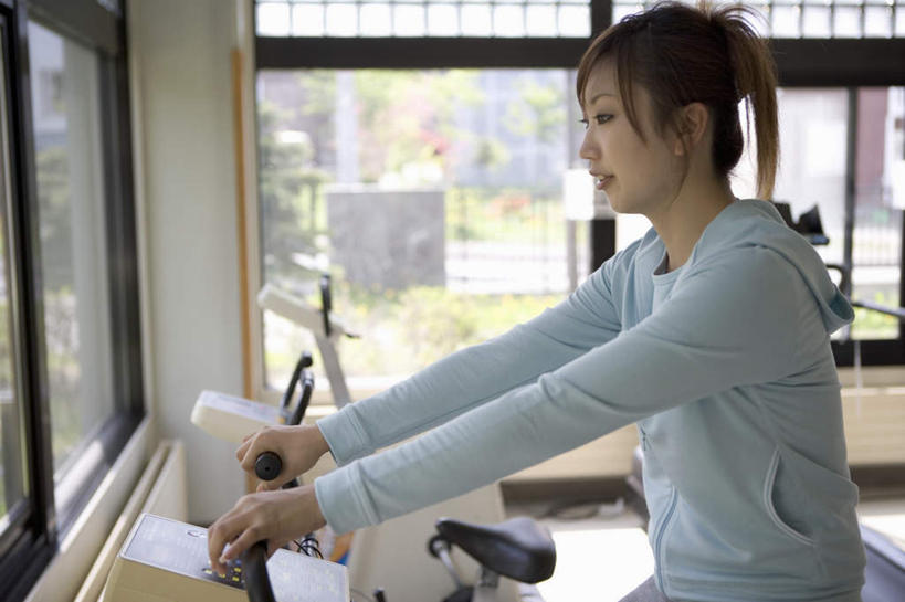 东方人,一个人,健身房,坐,横图,室内,白天,侧面,锻炼,运动,窗户,自行车,亚洲,仅一个年轻女性,仅一个女性,仅一个人,服装,注视,休闲装,黄种人,运动器械,玻璃窗,脚踏车,衣服,观察,看,休闲,休闲服,健身器械,服饰,观看,察看,关注,健身器材,动感单车,动感自行车,体育,年轻女性,女人,女性,亚洲人,坐着,半身,彩图,健身,健身馆,运动器材