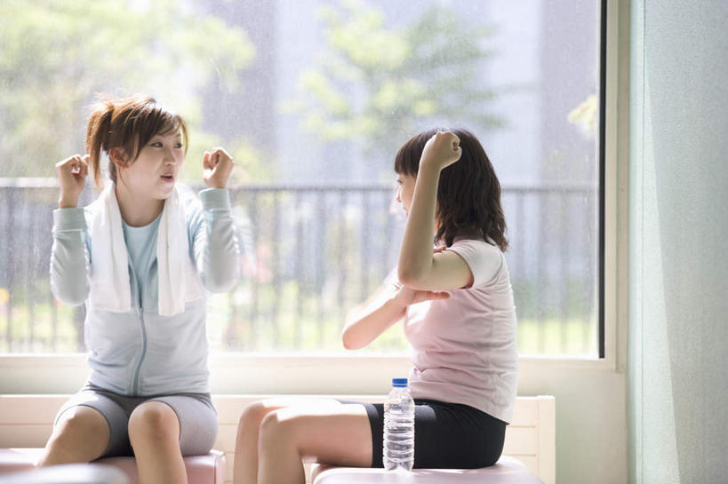 东方人,两个人,伙伴,朋友,健身房,栏杆,坐,横图,室内,白天,正面,锻炼,友谊,运动,森林,树林,植物,窗户,亚洲,服装,惊讶,围栏,拿,拿着,注视,休闲装,黄种人,护栏,玻璃窗,树,树木,衣服,绿色,自然,瓶子,毛巾,观察,看,张嘴,休闲,休闲服,塑料瓶,服饰,生长,成长,观看,惊奇,察看,关注,显现,张大嘴巴,展现,体育,友情,年轻女性,女人,女性,亚洲人,张开嘴,坐着,半身,彩图,健身,健身馆