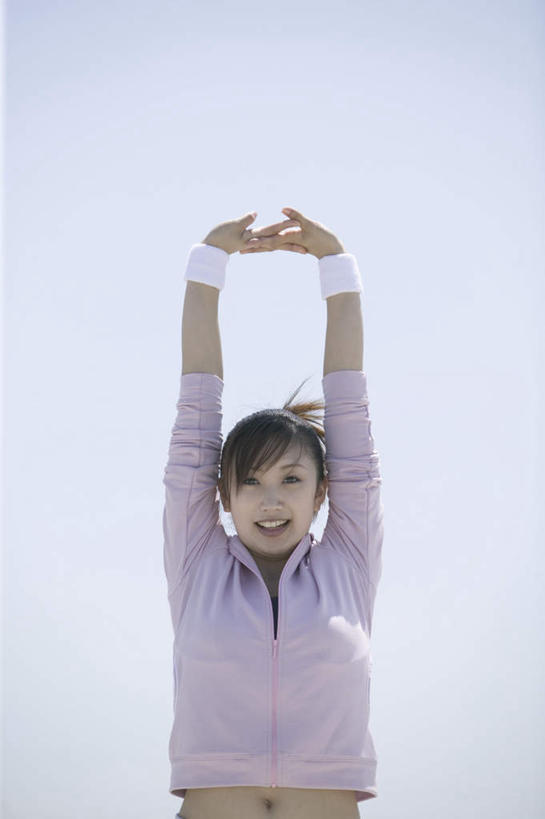 东方人,一个人,站,举,伸展双臂,笑,双手交叉,微笑,露齿笑,竖图,室外,白天,正面,锻炼,运动,亚洲,仅一个年轻女性,仅一个女性,仅一个人,服装,注视,休闲装,黄种人,衣服,蓝色,蓝天,天空,天,观察,看,托,站着,休闲,休闲服,服饰,观看,察看,关注,热身,体育,年轻女性,女人,女性,亚洲人,敞开双臂,举起,举手,举着,伸开双臂,十字手,向上举,向上伸,向上托,展开双肩,站立,张开手臂,张开双臂,半身,彩图,健身