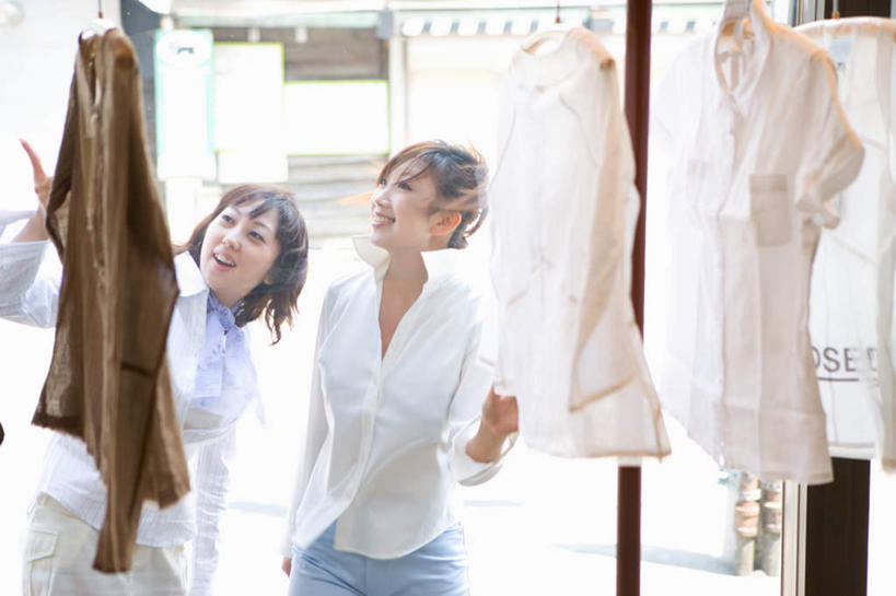 东方人,两个人,伙伴,朋友,商店,站,横图,室内,白天,正面,购物,友谊,消费,窗户,超市,衣架,亚洲,悬挂,指,服装,注视,休闲装,黄种人,方向,玻璃窗,衣服,观察,看,手势,站着,休闲,休闲服,金融,百货,服饰,观看,察看,挑选,指向,关注,选择,选购,贸易,百货公司,血拼,采选,遴选,筛选,挑拣,挑撰,友情,年轻女性,女人,女性,亚洲人,挂衣架,晾衣架,站立,半身,彩图,购物商场,购物中心,商业中心