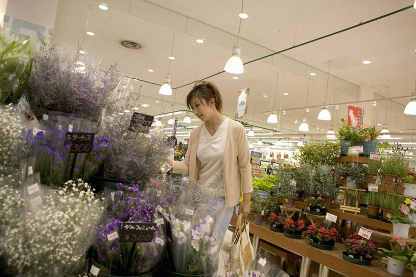 东方人,一个人,商店,站,笑,微笑,露齿笑,横图,室内,白天,正面,植物,亚洲,仅一个年轻女性,仅一个女性,仅一个人,服装,盛开,包,盆栽,皮包,盆景,拿,花蕾,拿着,注视,休闲装,黄种人,商铺,花,花瓣,花朵,鲜花,花市,衣服,绿色,自然,花苞,花蕊,观察,看,站着,休闲,休闲服,服饰,生长,成长,观看,单肩包,察看,关注,市肆,商号,年轻女性,女人,女性,亚洲人,半身,彩图,店铺