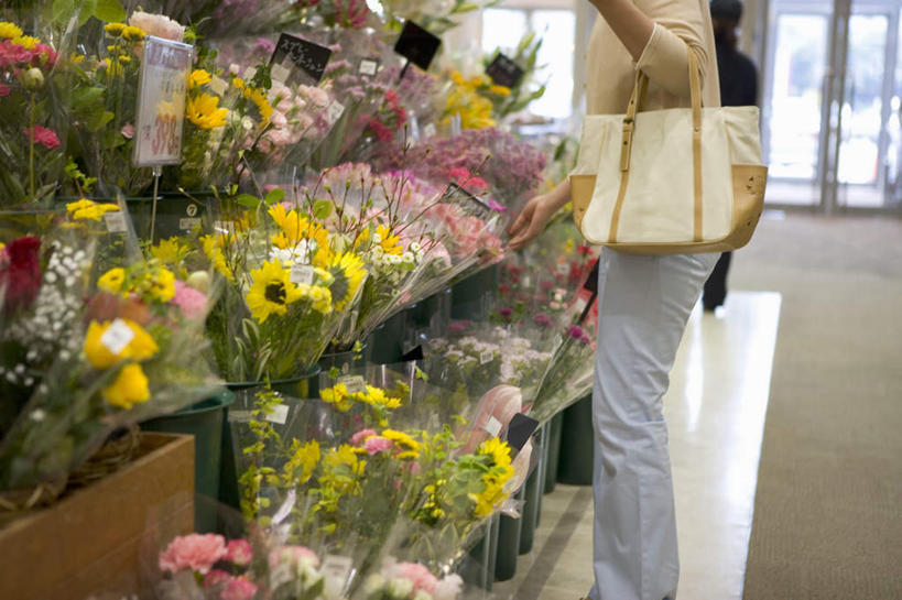 东方人,一个人,商店,站,横图,室内,白天,侧面,植物,亚洲,仅一个年轻女性,仅一个女性,仅一个人,服装,盛开,包,盆栽,皮包,盆景,拿,花蕾,拿着,注视,休闲装,黄种人,商铺,花,花瓣,花朵,鲜花,花市,衣服,绿色,自然,花苞,花蕊,观察,看,站着,休闲,休闲服,服饰,生长,成长,观看,单肩包,察看,关注,市肆,商号,年轻女性,女人,女性,亚洲人,半身,彩图,店铺