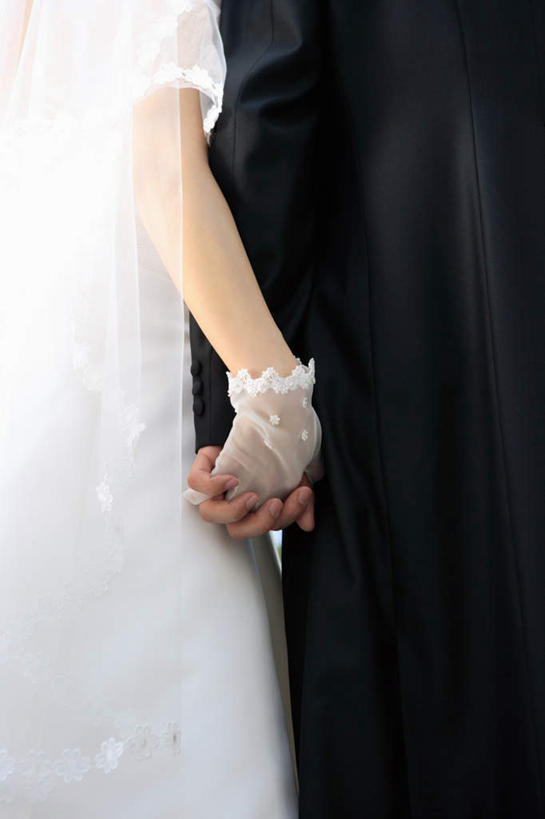 东方人,两个人,新娘,新郎,站,握手,竖图,室外,特写,白天,婚礼,快乐,亚洲,阴影,服装,庆祝,光线,影子,结婚,注视,休闲装,黄种人,背面,衣服,阳光,观察,看,站着,休闲,喜庆,休闲服,服饰,观看,纪念,察看,关注,男人,男性,年轻男性,年轻女性,女人,女性,亚洲人,搀手,拉手,手拉手,手握手,站立,半身,彩图,高兴