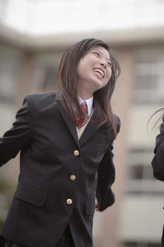 东方人,一个人,站,笑,微笑,露齿笑,横图,室外,白天,正面,制服,亚洲,仅一个年轻女性,仅一个女性,仅一个人,服装,注视,休闲装,黄种人,衣服,观察,看,站着,休闲,教室,校服,休闲服,服饰,观看,察看,关注,学生服,年轻女性,女人,女性,亚洲人,半身,彩图