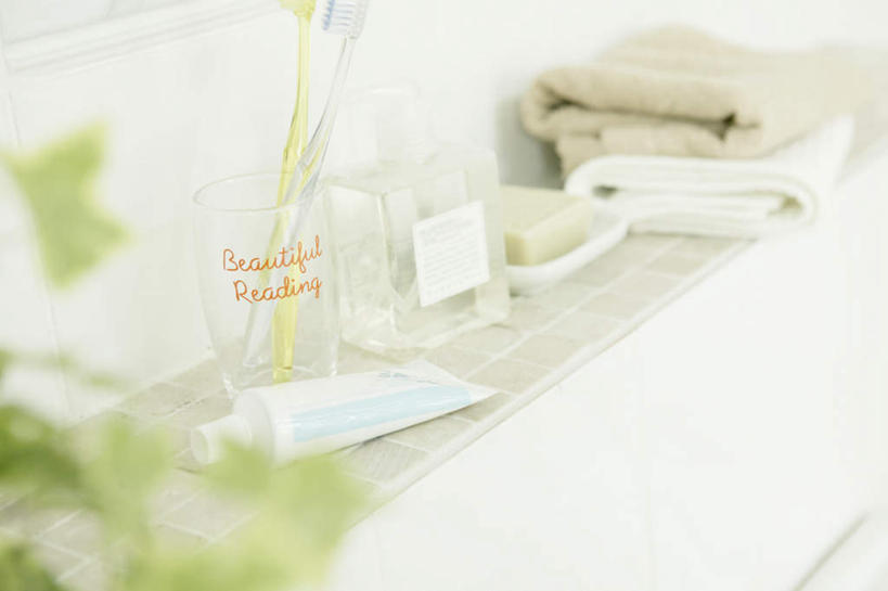 无人,家,横图,俯视,室内,白天,家具,装修,建筑,杯子,叶子,装饰,纺织物,牙膏,牙刷,房屋,屋子,绿叶,建设,装潢,楼房,住宅,玻璃制品,水杯,肥皂盒,毛巾,室内装潢,清洁,嫩叶,保暖,明亮,舒适,家居装潢,房屋设计,室内设计,宽敞,透气,防水,样板房装潢,储水,耐磨,吸水,设计,叶,叶片,玻璃杯,彩图,高角度拍摄,房子