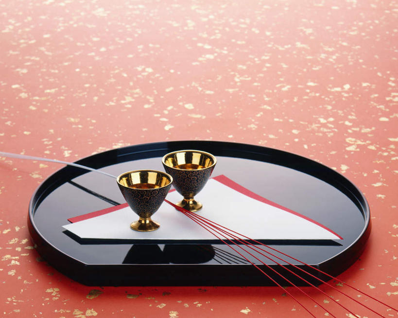 清酒,无人,横图,俯视,室内,特写,白天,杯子,餐具,红色背景,碟子,盘,陶瓷,陶瓷制品,酒类,酒,饮料,盘子,水杯,碟,摄影,影棚,彩图,高角度拍摄,影棚拍摄,拍摄