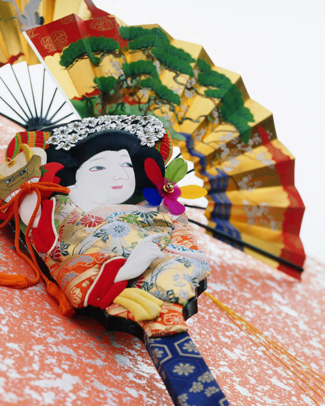 无人,竖图,俯视,室内,特写,白天,锻炼,运动,静物,红色背景,板羽球,扇子,折扇,纸扇,清凉,凉爽,文化,运动器械,工艺品,健身器械,摄影,影棚,毽子,健身器材,羽子板,毽球,花毽,鸡毛毽,打手毽,毽子板球,撒扇,体育,彩图,高角度拍摄,影棚拍摄,健身,拍摄,运动器材,传统文化